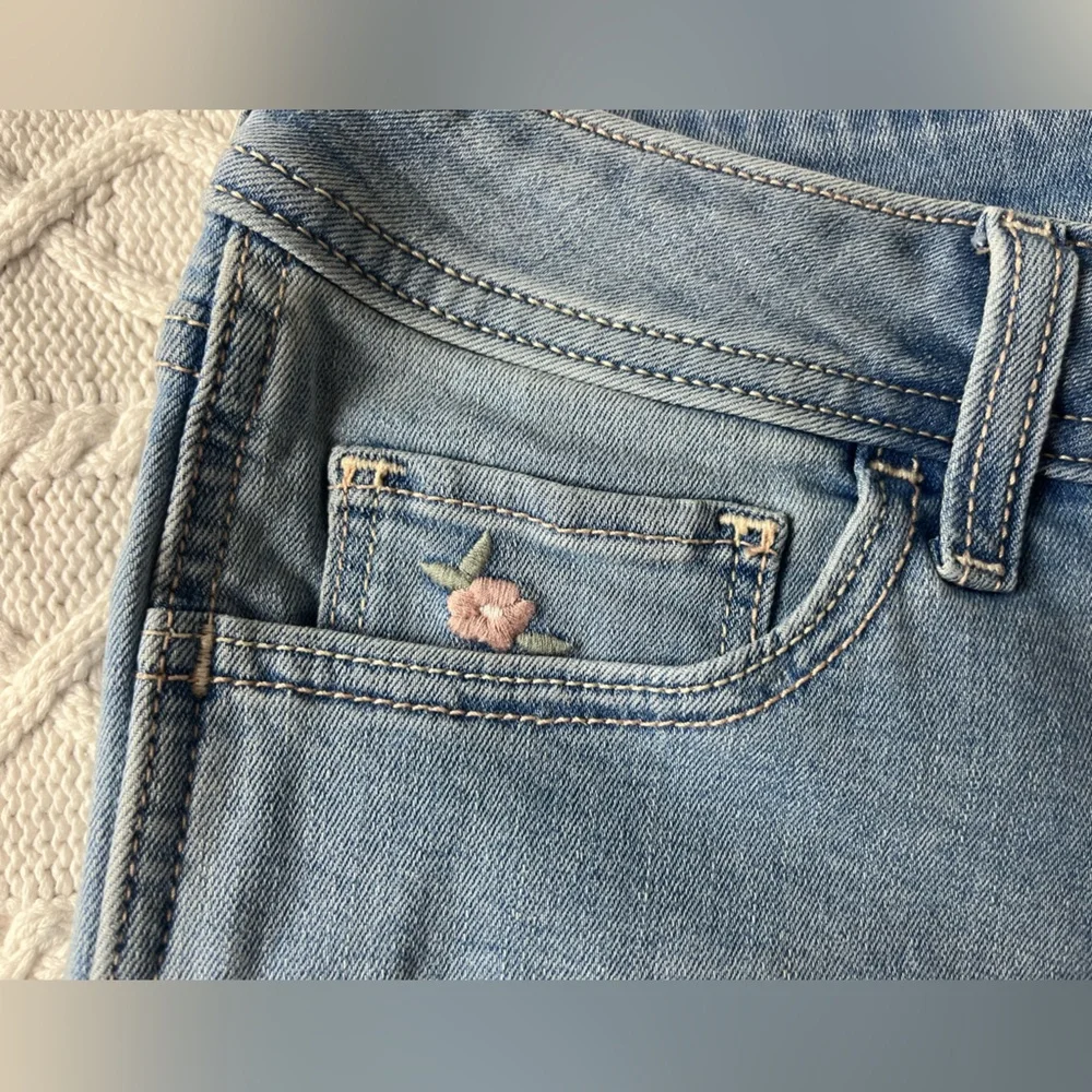 Hollister Women's Light Wash Floral Embroidered Shortie Jean Shorts Size 10 - Picture 3 of 14